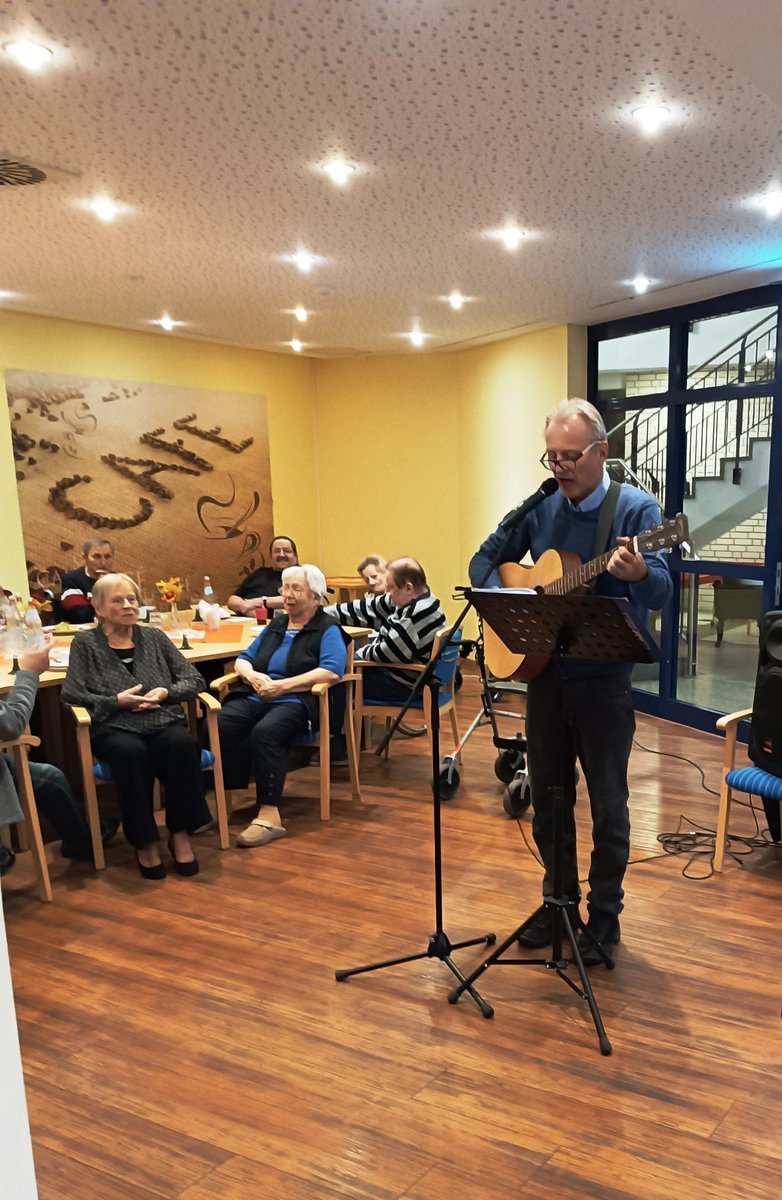 Der Oktober im #DRK-Altenzentrum #Dortmund war voller Überraschungen! Neben unseren beliebten, wiederkehrenden Veranstaltungen gab es einige ganz besondere Höhepunkte.
Ein unvergesslicher Nachmittag wurde uns von den vierbeinigen Besuchern des Vereins HIGH FIVE beschert.
