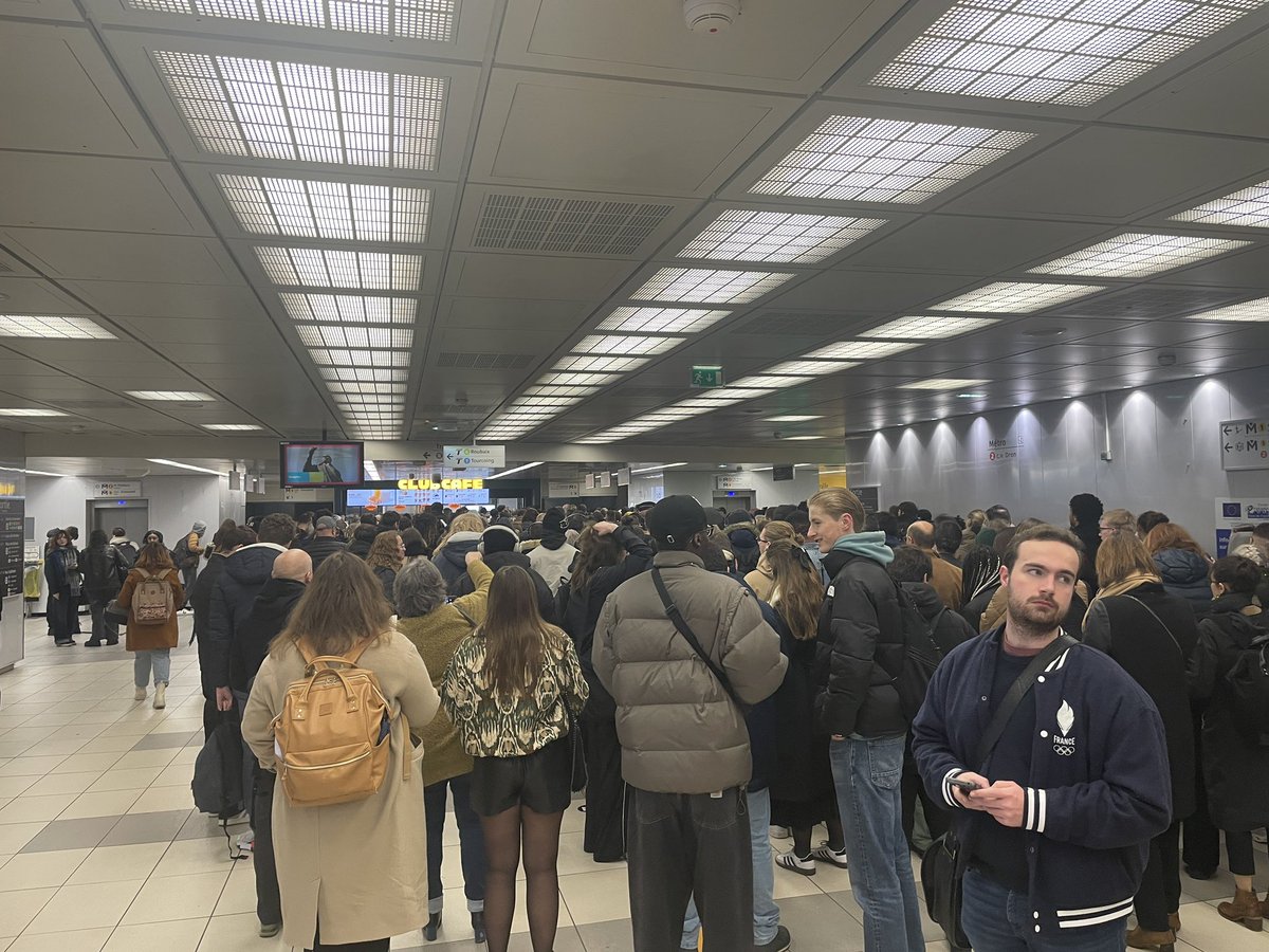 😨 Lille Flandres, 08h30. Bienvenue chez Ilévia, là où l’incompétence fait rage et où les usagers doivent payer pour ça. Soyons clair : ce n’est pas normal !

👉 Rejoignez-nous en signant la pétition et sur le terrain pour qu’on se batte ensemble ! #IleviaRembourse