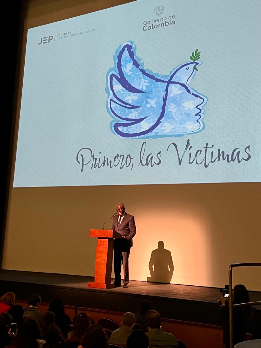 DenisMukwege's tweet photo. Inspiré d’avoir pris part aux activités de commémoration du 8e anniversaire de l’accord final pour la paix signé en 2016 à La Havane entre le gouvernement colombien et les Forces Armées Révolutionnaires de la #Colombie. Lors de ma 1e visite à Bogota en mars 2016, j’avais été impressionné par la force du plaidoyer des femmes colombiennes pour la justice et la paix. Aujourd’hui, elles restent mobilisées pour la mise en œuvre effective des dispositions de l’accord et de la justice transitionnelle. Ce dialogue constructif a vocation à inspirer la société civile congolaise et les autorités de la #RDC