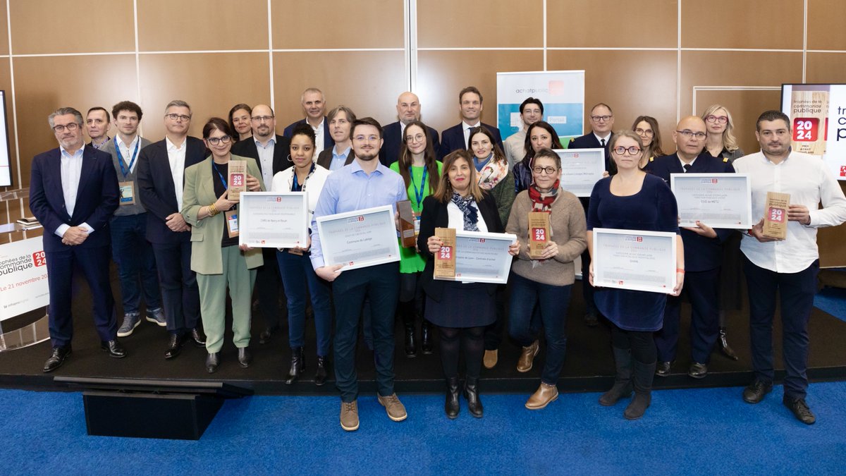 achatpublicinfo's tweet photo. 📸 Les lauréats de la 17e édition des Trophées de la #CommandePublique ! 🏆 #TCP24 #PNAD #AchatsDurables #SMCL2024 ©Photo : Valentine Pedoussat https://t.co/XpWrTXOHrX https://t.co/tSNnce7IdY