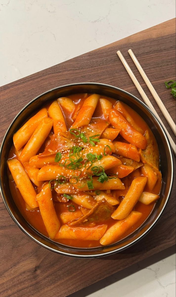 Pulang kerja, mampir dulu beliin pesenan Sevarine.

Katanya mau ice cream waffle sama tteokbokki. Abis ini cium dong?