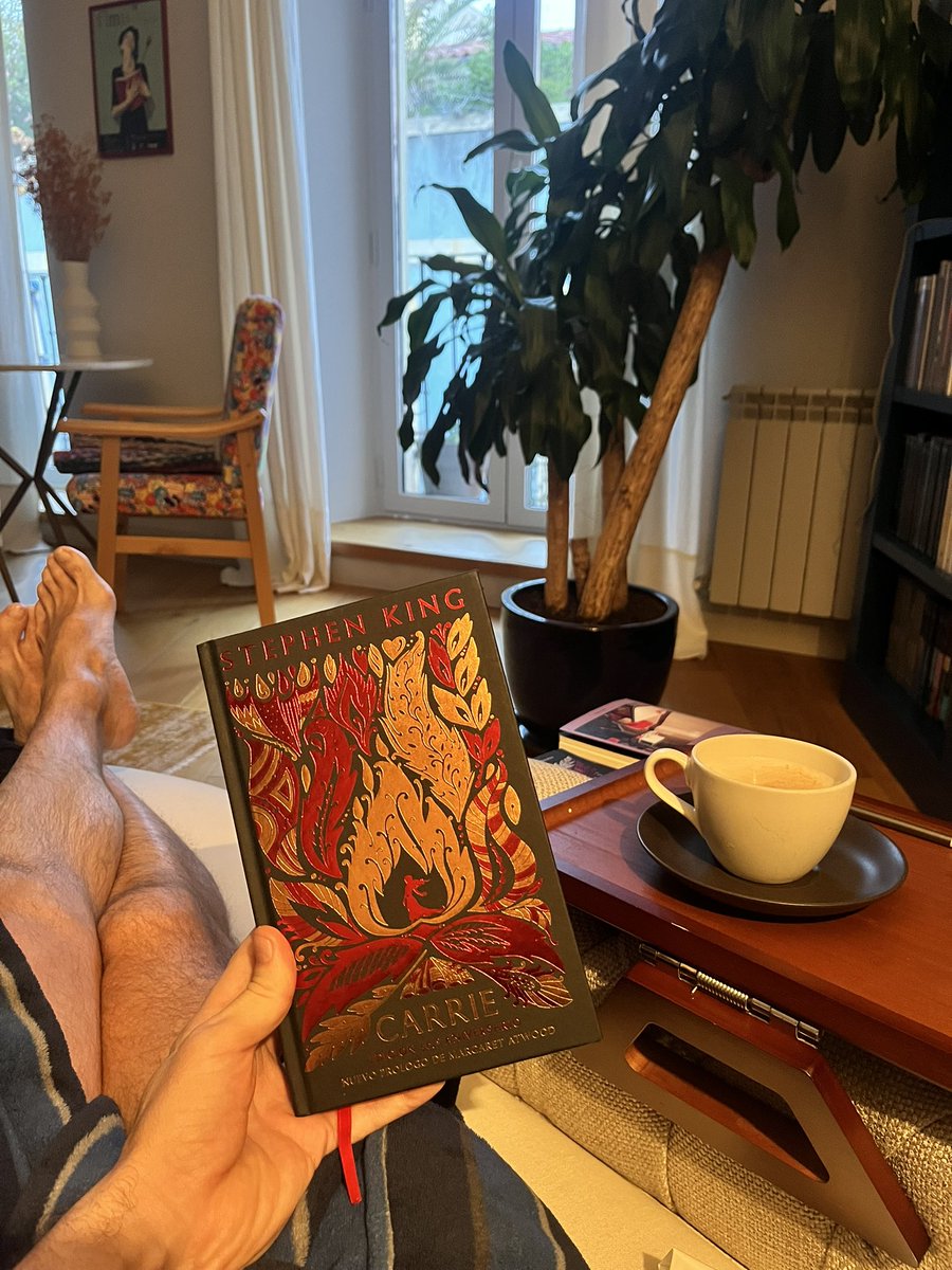 No leía a CARRIE desde que era adolescente y me está sorprendiendo lo vigente que está, su juego con la estructura narrativa, su capacidad increíble para atraparte en la historia y cómo consigue que Carrie seamos un poco todos los que fuimos (somos) unos inadaptados: