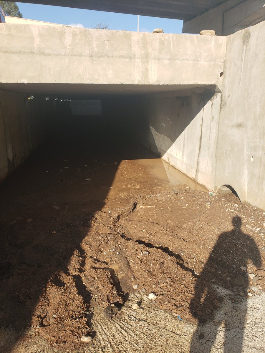AndrewMuoki2's tweet photo. Dear @KeNHAKenya and @KURAroads, kindly check the state of the University of Nairobi underpass along Uhuru Highway.

The drainage system seems faulty, and muddy rainwater is flooding the tunnel, making it difficult for students to use. Please visit the site and address this issue urgently. #FixUoNUnderpass