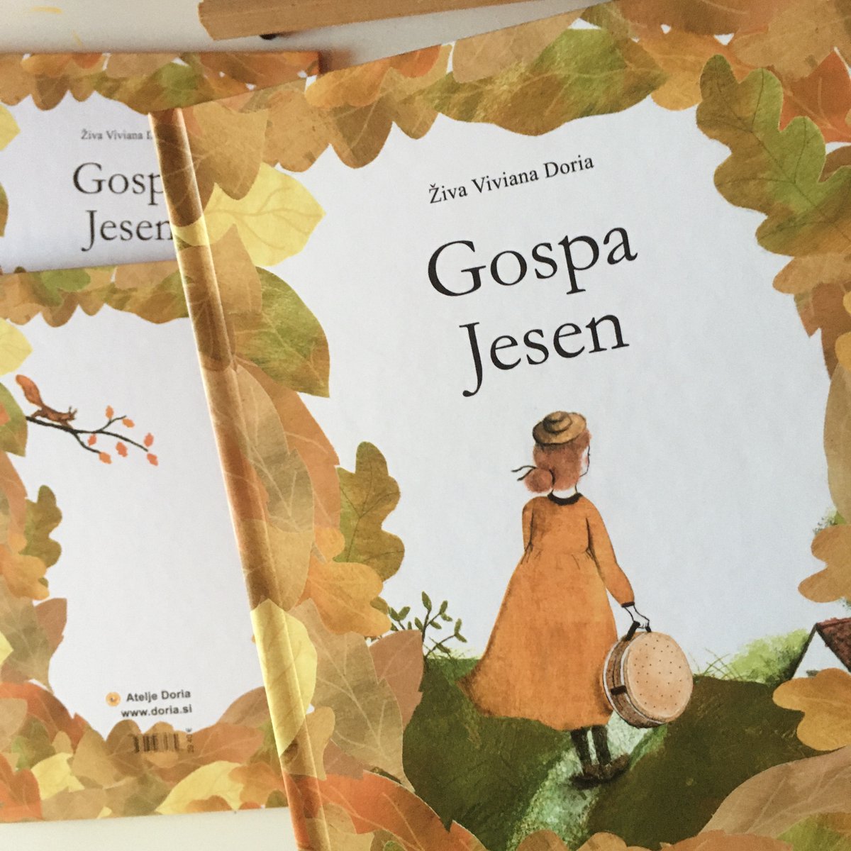 Atelje_Doria's tweet photo. Za kratek čas nas je obiskala gospa Zima, a tu je še vedno gospa Jesen. 📚🍂👒😊> https://t.co/02ApUMWDph
#gospajesen #zivavivianadoria #slikanica #slikaniceojeseni #jesen #založba #spletnaknjigarna #knjigarna #avtorskaslikanica #Knjiga #knjige #knjigogram #ateljedoria #jesenska https://t.co/kPEAgyv4pC