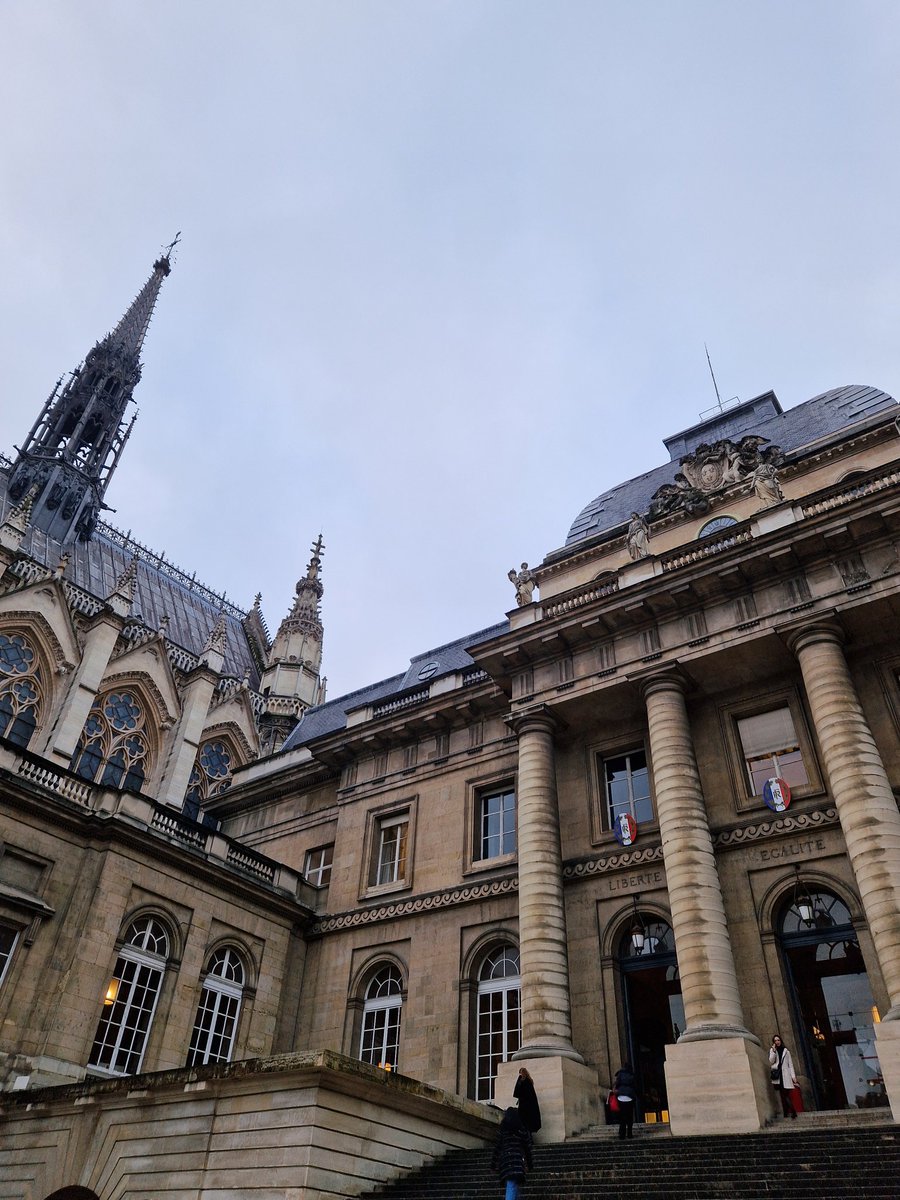 Bonjour à tous, nous sommes de retour à Paris pour suivre la 15e journée du procès de l'assassinat de Samuel Paty. Plusieurs témoins seront auditionnés aujourd'hui par la cour. LT à suivre pour <a href="/justi_news/">Justi News</a>