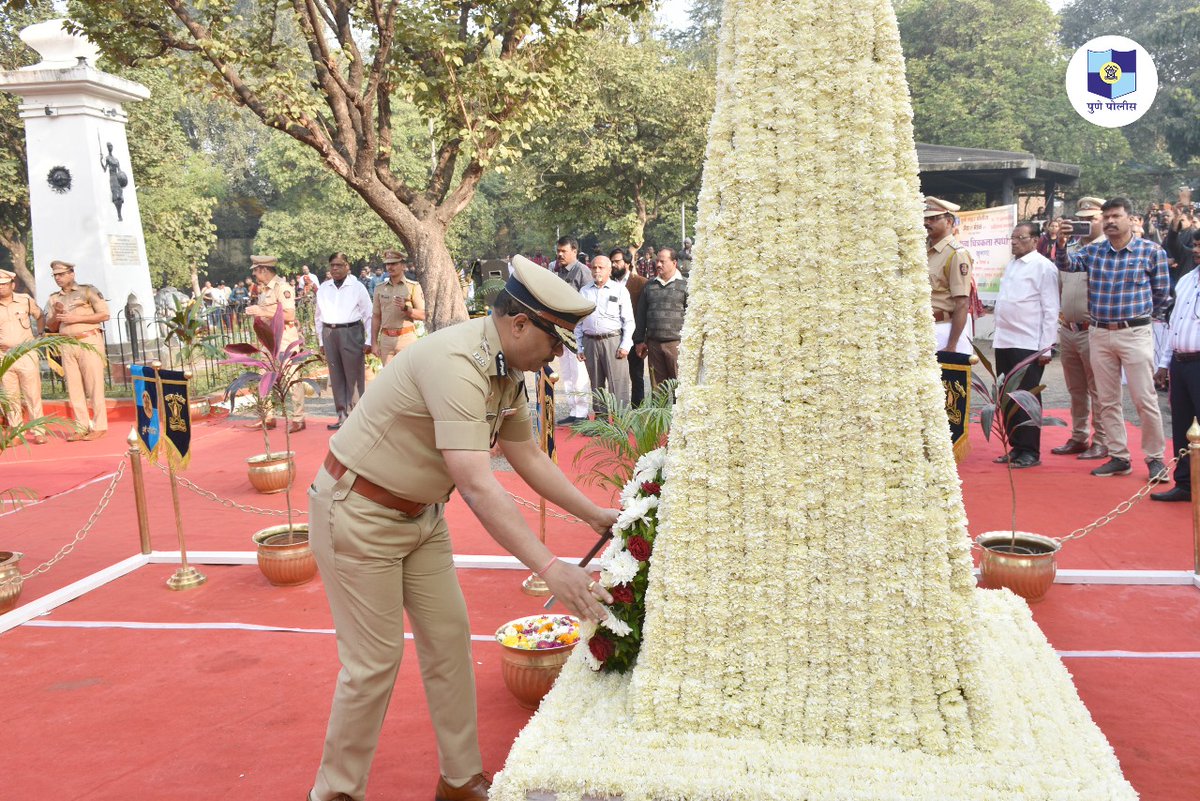 PuneCityPolice's tweet image. शूर योद्ध्यांना नमन! 

२६/११ च्या हृदयद्रावक हल्ल्यात शहीद झालेल्या सर्व शूर वीरांना सारसबाग येथे @CPPuneCity अमितेश कुमार यांनी श्रद्धांजली अर्पण केली. यावेळी सर्व पोलीस अधिकारी व कर्मचारी उपस्थित होते. 

#२६/११
#भावपूर्ण_श्रद्धांजली