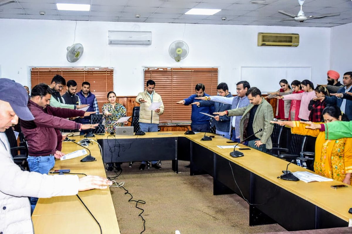 District Magistrate, Jammu (@dmjammuofficial) on Twitter photo Administered by ADC <a href="/AnsuyaJamwal/">Ansuya Jamwal</a>
and ADC Shishir Gupta, staff of the DC Office solemnly took the pledge to uphold the values enshrined in the Indian Constitution, on the occasion of
#ConstitutionDay2024.
<a href="/justcsachin/">SACHIN (سچن)</a> <a href="/diprjk/">Information & PR, J&K</a> Administered by ADC <a href="/AnsuyaJamwal/">Ansuya Jamwal</a>
and ADC Shishir Gupta, staff of the DC Office solemnly took the pledge to uphold the values enshrined in the Indian Constitution, on the occasion of
#ConstitutionDay2024.
<a href="/justcsachin/">SACHIN (سچن)</a> <a href="/diprjk/">Information & PR, J&K</a>