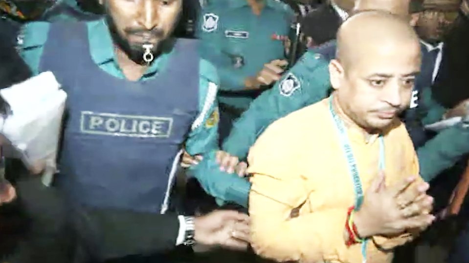 cyber24we's tweet photo. জামিন নামঞ্জুর করে চিন্ময় দাসকে কারাগারে পাঠানোর আদেশ দিয়েছেন আদালত। https://t.co/lqj7BG9Tbb