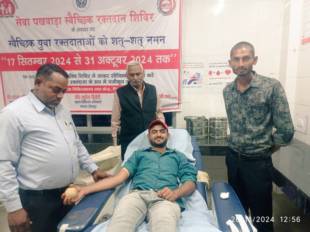 PrakharPatel98's tweet photo. आज जिला अस्पताल सोनपुर में राजू उर्फ बुद्धविलाश पुत्र श्री जगदीश पटेल निवासी–बंघिन,रुक्मा खुर्द तहसील–मानिकपुर,जनपद–चित्रकूट को बीमारी के चलते ब्लड की आवश्यकता पड़ने पर हृदय प्रिय नाती चंद्रशेखर पटेल(एड.) निवासी–लखनपुर जी को आग्रह किया तो उन्होंने जिला अस्पताल आकर रक्तदान किया। https://t.co/366H9BFOpR