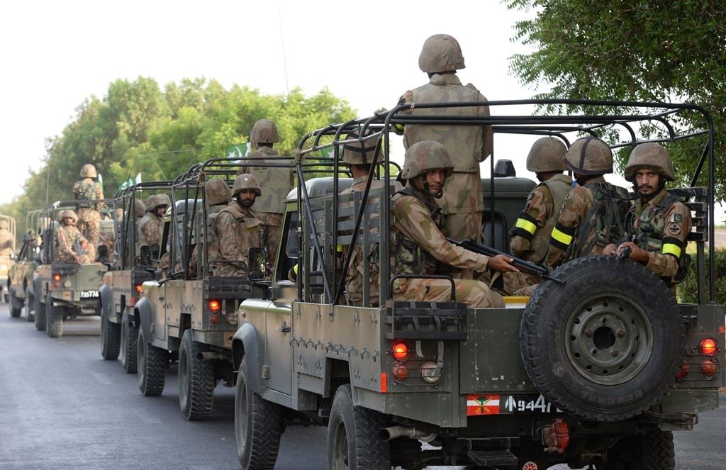 Kashmir_Fact's tweet photo. #Pakistan's democracy crumbles as the federal government invokes Article 245A, deploying military forces in Islamabad.
 
Civilian authority is replaced by #Military control.

A glaring failure of governance. 

#PakistanUnderSiege #DemocracyInDanger #PTIProtestIslamabad #Islamabad @Pakistan_Army @pakistan_untold