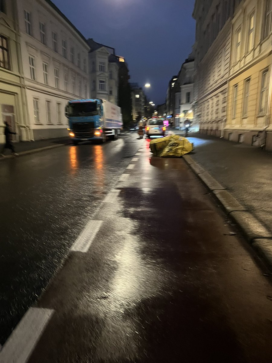 Ikke like lett å komme frem. #skullebare i sykkelfeltet. <a href="/bybetjent7XX/">Sykkelbetjent</a> kan dere ta en tur i Huitfeldts gate i #Oslo?