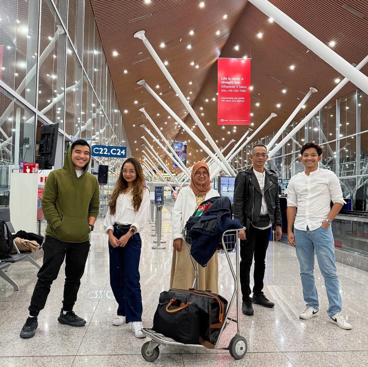 LONDON FAMILY TRIP 2024: 15-16 November 2024 (Day 0)

It took us more than two hours to get to KLIA Terminal 1 from Ampang. Biasalah kan jem petang Jumaat.

Tapi sempat la sampai sebelum kaunter Emirates buka. So we all pergi dinner kat Jamie Oliver’s Pizza dulu. Frankly,