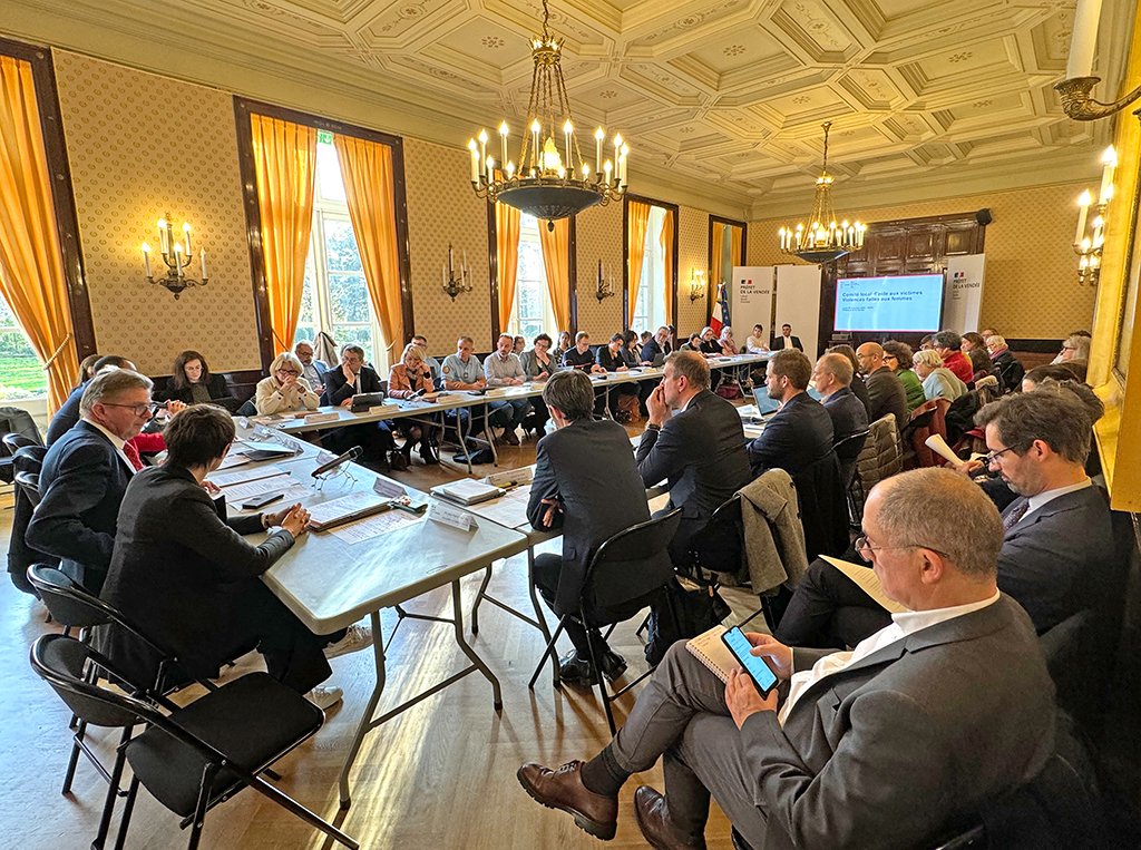 📌 #ViolencesFaitesAuxFemmes2024 | #25novembre Gérard Gavory <a href="/PrefetVendee/">Préfet de la Vendée 🇫🇷</a> a présidé le Comité Local d’Aide aux #Victimes (#CLAV), instance réunissant l’ensemble des acteurs institutionnels et associatifs engagés dans la lutte contre les violences faites aux femmes en #Vendée.