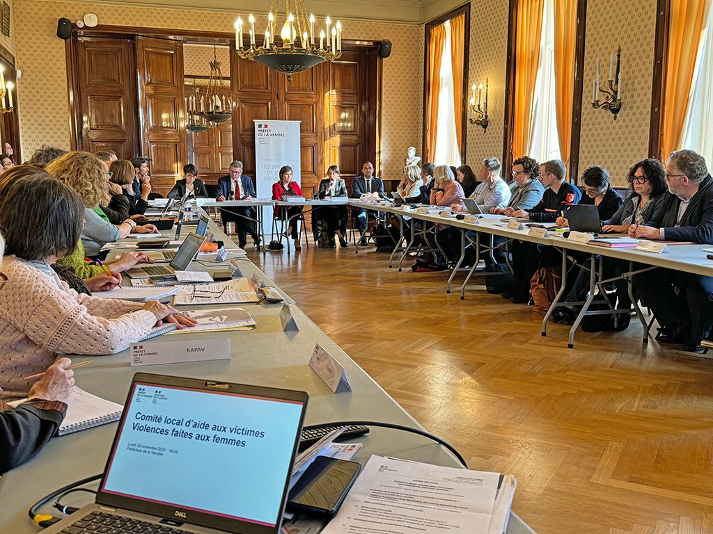 PrefetVendee's tweet photo. 📌 #ViolencesFaitesAuxFemmes2024 | #25novembre Gérard Gavory @PrefetVendee a présidé le Comité Local d’Aide aux #Victimes (#CLAV), instance réunissant l’ensemble des acteurs institutionnels et associatifs engagés dans la lutte contre les violences faites aux femmes en #Vendée.
#NeRienLaisserPasser #ToutesEtTousEgaux
@justice_gouv @egalite_gouv @Interieur_Gouv @PoliceNationale @Gendarmerie @ars_pdl