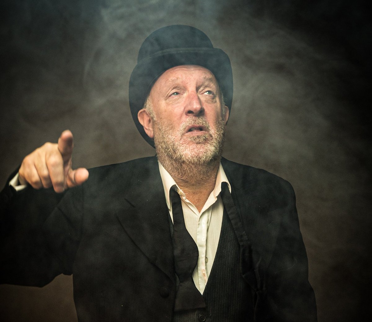 comgavrob's tweet photo. This week. Four performances of #theghostofasmile in Cambridgeshire (mostly). #thelibrarypresents presenting it in three libraries!
#thelibrarypresents also taking us to North Nibley...
#Dickens #ghoststories #theatre https://t.co/dViIU8Wh2z