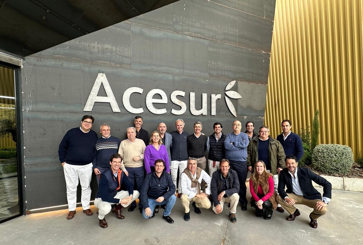 Acesur celebró la pasada semana su comité de dirección anual en la almazara de Jabalquinto (Jaén), que se encuentra en plena campaña.
 
Fueron dos jornadas de trabajo en equipo, en las que hacer de 2024 y poner las bases para 2025.