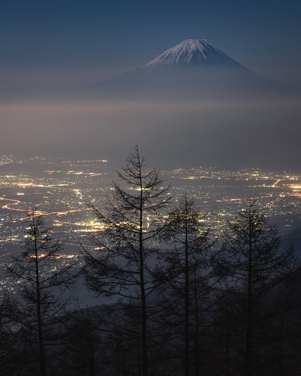 街を見守っているような富士山の存在感。