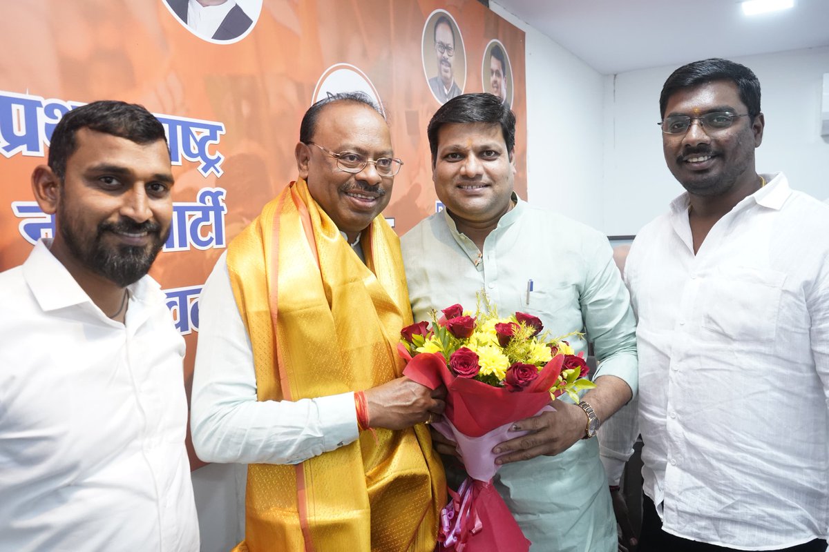 ganeshdkalamkar's tweet photo. अभिनंदन
मा अध्यक्ष चंद्रशेखरजी बावनकुळे साहेब यांच्या नेतृत्वात महाराष्ट्रात महायुतीचे २३० आमदार व भाजपचे १३२ आमदार निवडून दिलेत हे अभूतपूर्व यश मिळाल्याबद्दल आपलें मनःपूर्वक अभिनंदन.. 🌷 #chandrashekharbavankule #bavankule https://t.co/qZmlGldJeT