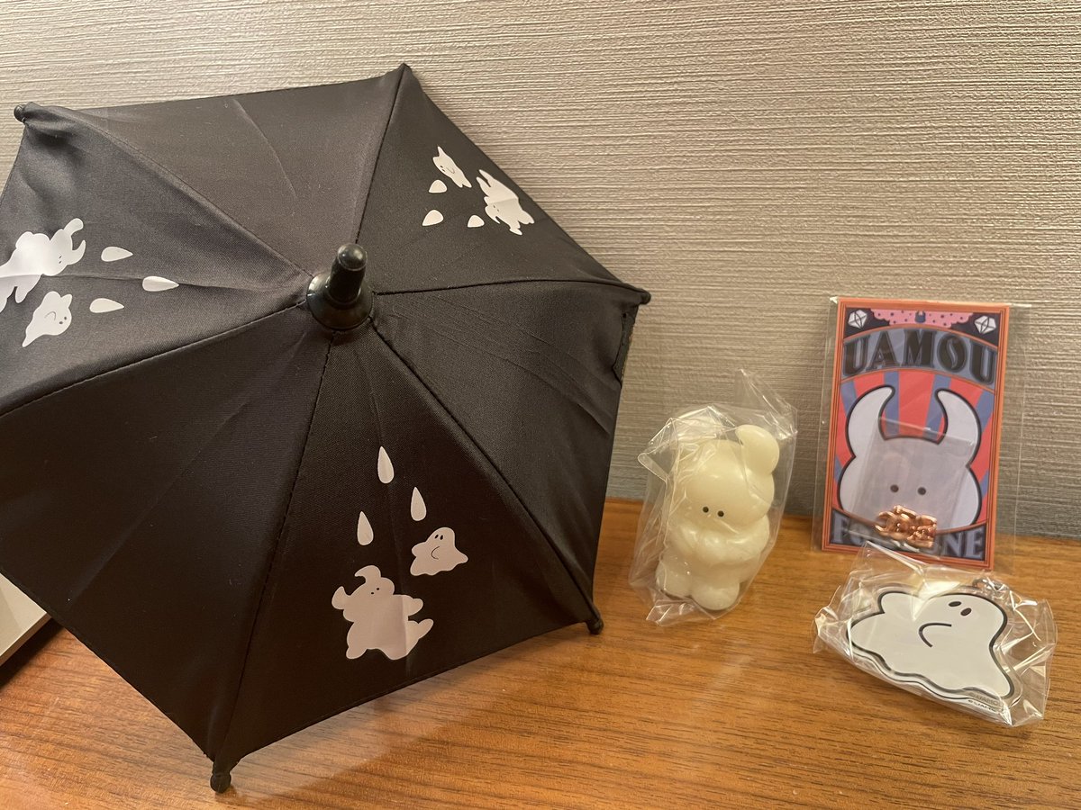 fgnuts_'s tweet photo. 東京旅行にて、ずーーーっと行ってみたかったSTUDIO UAMOUさんにお邪魔することが出来ました！電車の遅延等で閉店ギリギリだったけど、行けてよかった💦
とっても可愛い空間でもっと居たかった…
ガチャガチャはどっちもお目当てが出てラッキーでした☺️ミニ傘は一目惚れで購入☂️
また行くぞ✈️ https://t.co/OibTIT6k1c