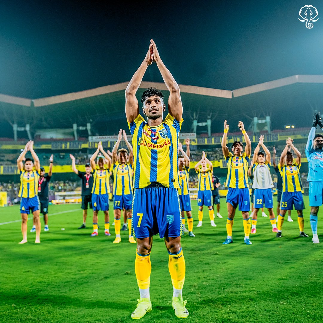 KeralaBlasters's tweet image. ഒരു ഹൃദയം, ഒരേ വികാരം, ബ്ലാസ്റ്റേഴ്‌സ്! 🫂🫶

#KBFCFC #KeralaBlasters #KBFC