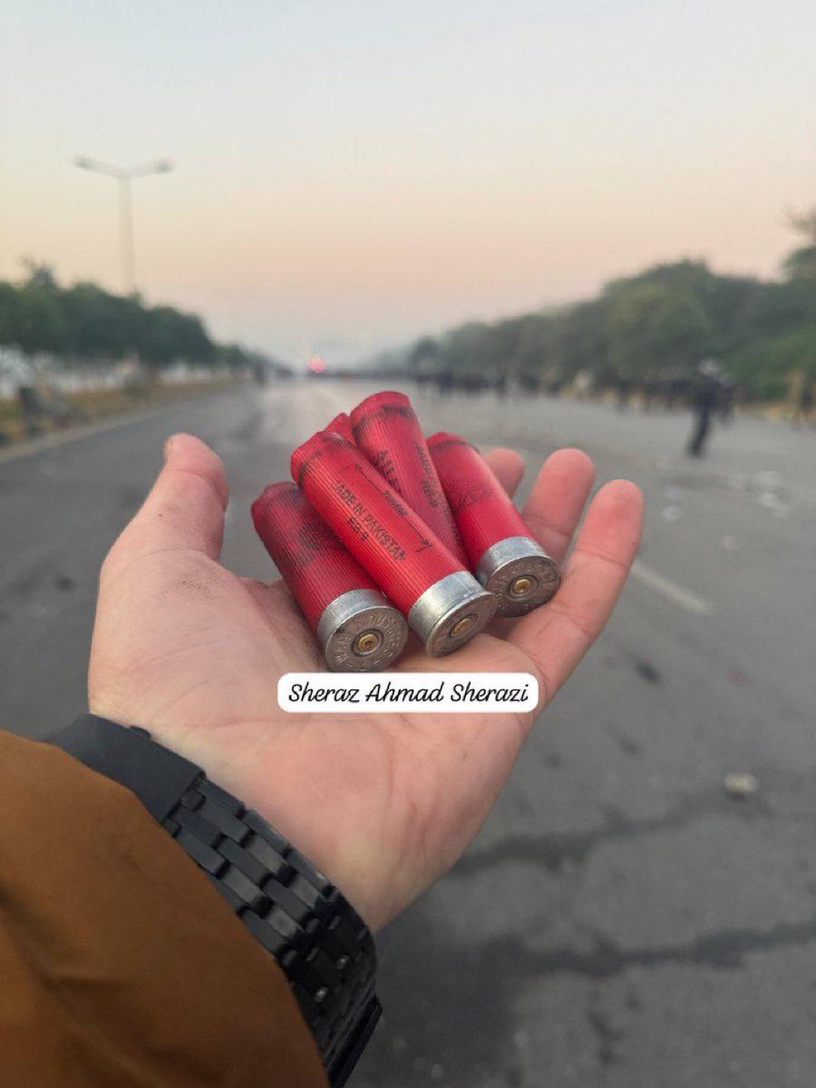 InsafPK's tweet photo. نہتے اور پر امن شہری جو اس ملک میں ٹیکس ادا کر کے رہتے ہیں۔ ان کا صرف اتنا قصور ہے کہ وہ  قانون کی بالادستی کے لیے پرامن احتجاج کر رہے ہیں اور ریاست ان پر گولیاں برسا رہی ہے۔

#احتجاج_سے_انقلاب_تک https://t.co/oVH5FaJ7kI