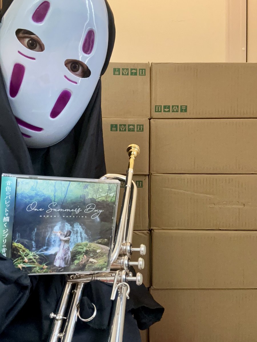 trumpet_megumi's tweet photo. 【今日のコーデ】
・光沢が上品な保温性が良すぎるブラックワンピース
・ただでさえ低い鼻をひたすら圧迫してくるマスク
・Bach Artisan ADE190SP
・🆕11月29日リリース2ndアルバム『One Summer's Day』
・🆕CD1000枚

CDはここから買えるよ👇
https://t.co/ylTWxXpJgV

みんなもぜひ真似してね。 https://t.co/a6yKEEGRtp