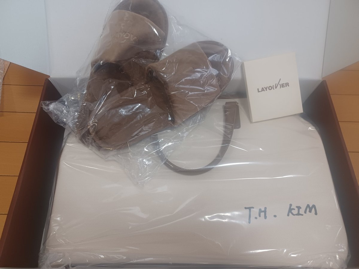 jin3fan's tweet photo. #MERCHBOX17 の
テテのカバン👜が私のところにも届いた~
マンションの入り口でヤマトさんが
ピンポンしてくれたから
玄関で扉開けて待ってたよ☺️
楽しみにされてたんですね😃
って手渡してくれた🎵
外箱もカバン👜も大き~い
(ダンボールは56× 34.5×17センチ)
トレカはあとグク1つでコンプ!! https://t.co/X5U8JsT9Fm
