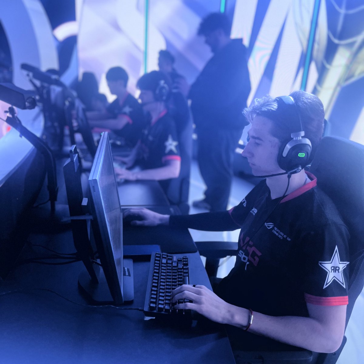 TechneTaylor's tweet photo. another LAN down :) so much fun seeing all my friends, but it might be the one I’m most proud of myself for as a SMM.
love this roster so much. from SOG to Shock, they’ve been so much fun to work with. a great group of players and people. 🧡🖤 https://t.co/oUcUojeHs9