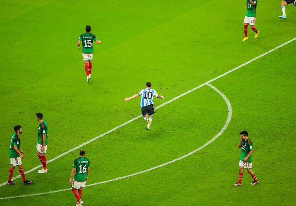 “donde esta Messi???
acá esta, la concha de tu madre”

Hoy hace 2 años.