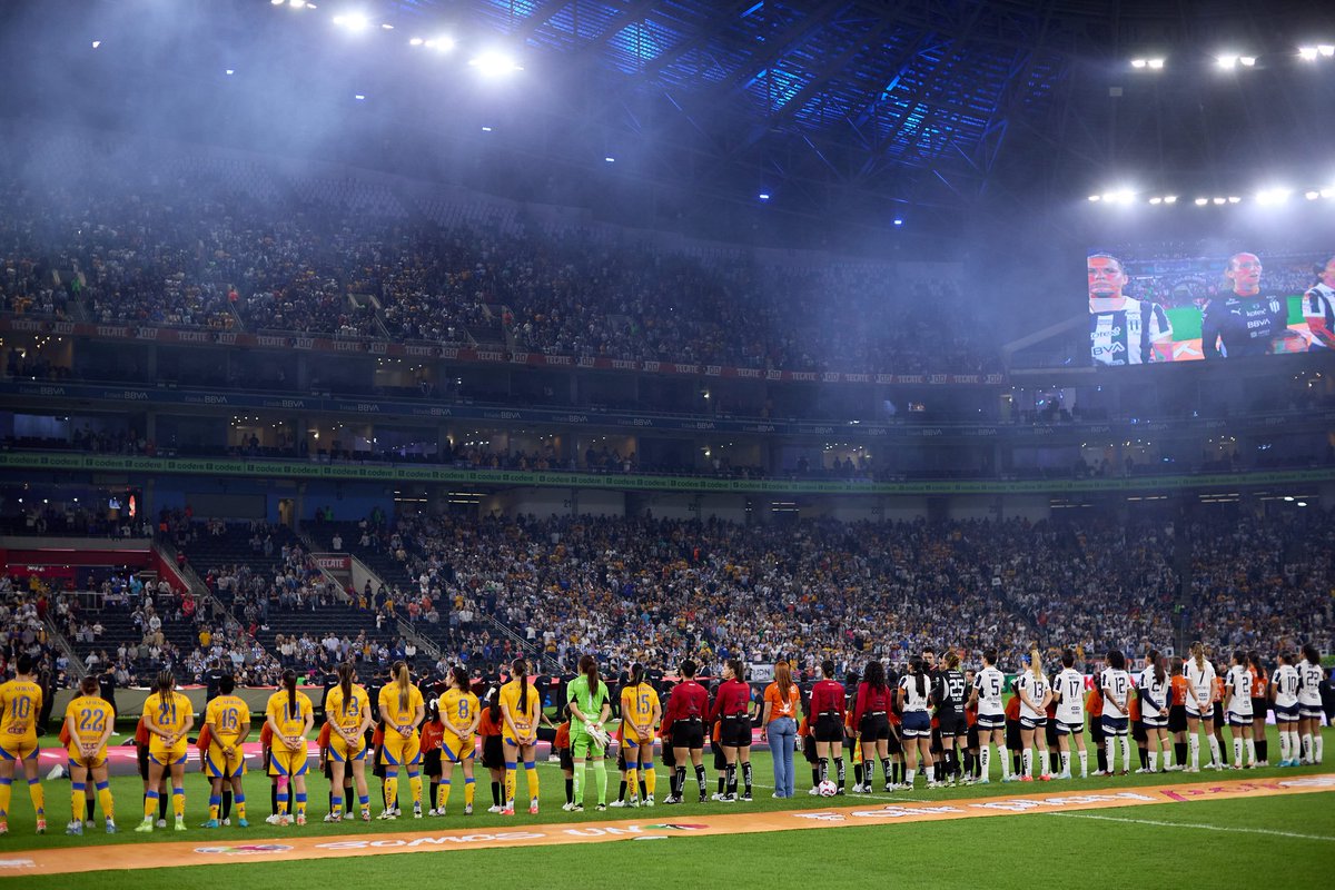 mundopelotanet's tweet photo. 👥🏟 La afición del fútbol femenino mexicano nunca falla.

50.008 personas llenaron el estadio Gigante de Acero de Monterrey para la final de la #LigaMXFemenil entre Rayadas y Tigres UANL.

La atmósfera es DESCOMUNAL. 😍🇲🇽 https://t.co/E5b7mZz8bD