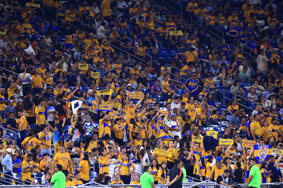 mundopelotanet's tweet photo. 👥🏟 La afición del fútbol femenino mexicano nunca falla.

50.008 personas llenaron el estadio Gigante de Acero de Monterrey para la final de la #LigaMXFemenil entre Rayadas y Tigres UANL.

La atmósfera es DESCOMUNAL. 😍🇲🇽 https://t.co/E5b7mZz8bD