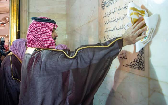 E29990's tweet photo. ايش الهدف من طلوعه فوق الكعبة وداخل الكعبة ويقبل الحجر الأسود ونحن نعرف أنه يحارب الله ورسوله بنشر الفجور والعري والفواحش وهو وصف دين الإسلام تعالي الله عما يقول هذا الفاجر أن دين الإسلام اساطير اعوذ بالله من الكفر 
حسبنا الله ونعم الوكيل 
#ابن_سلمان_لا_يمثلنا https://t.co/KGpUzJyQNS