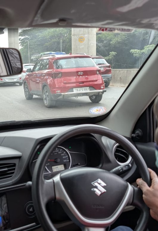 yelandur's tweet photo. @btppubliceye @hsrltrafficps 
My vehicle was rear ended by the red SUV just now and the driver refused to slow down. Pls note the Telangana registration and check the license + insurance for this out of state number TS27E0003. Tks! https://t.co/XwXlXVUHhU