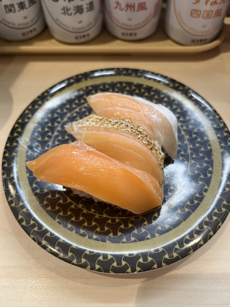 TTM1173's tweet photo. 撮影帰りの回転寿司！

やっぱりサーモンですね笑

#ランチ #回転寿司 #撮影飯 
#被写体さんと繋がりたい https://t.co/BZqWwXem2P