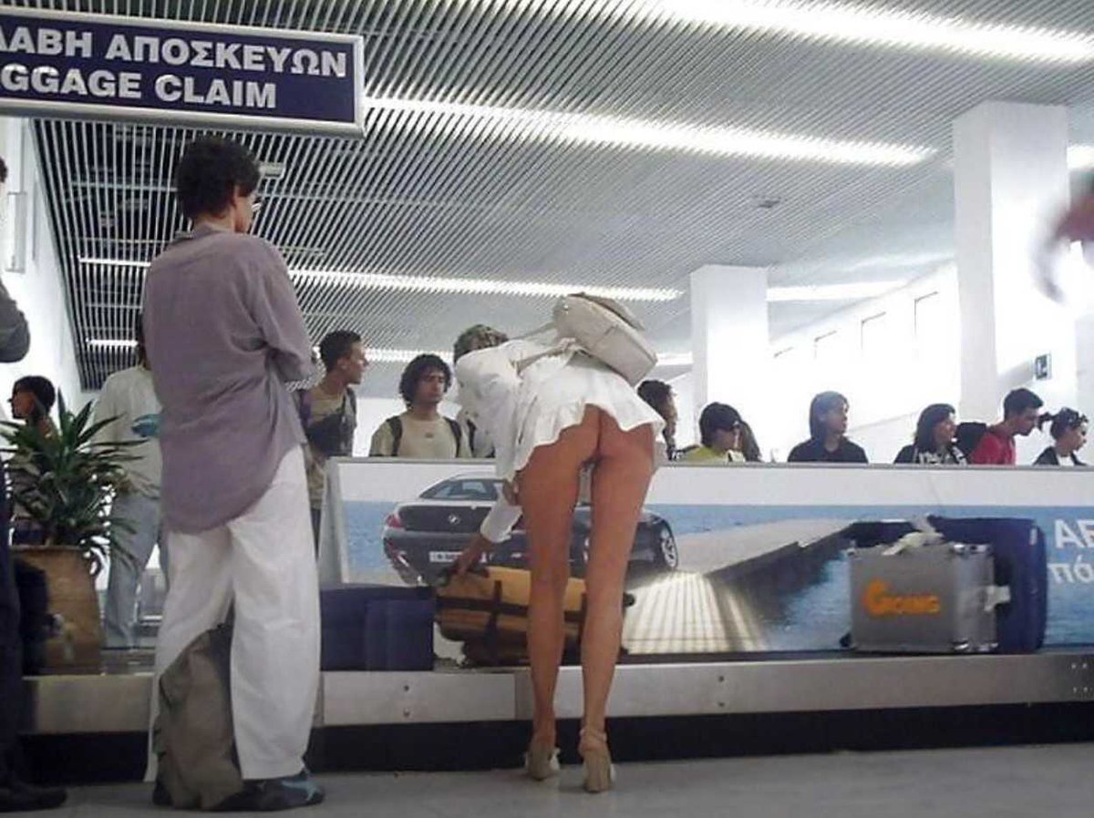 AirplaneBabes's tweet photo. 🆒 Woman gets her luggage  ... #airport #upskirt https://t.co/QUucOrMK1U