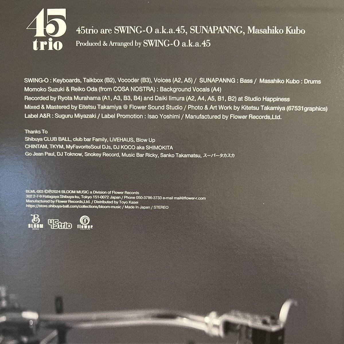 swingo_aka_45's tweet image. 本日店着日フラゲ日です
LP裏には #45trio として世話になった人やお店をThanks toに記してます

表には、、、
欲しい方は持ってきてくれたらサインしますよ🖐️😎

#LPレコード　#soulreview