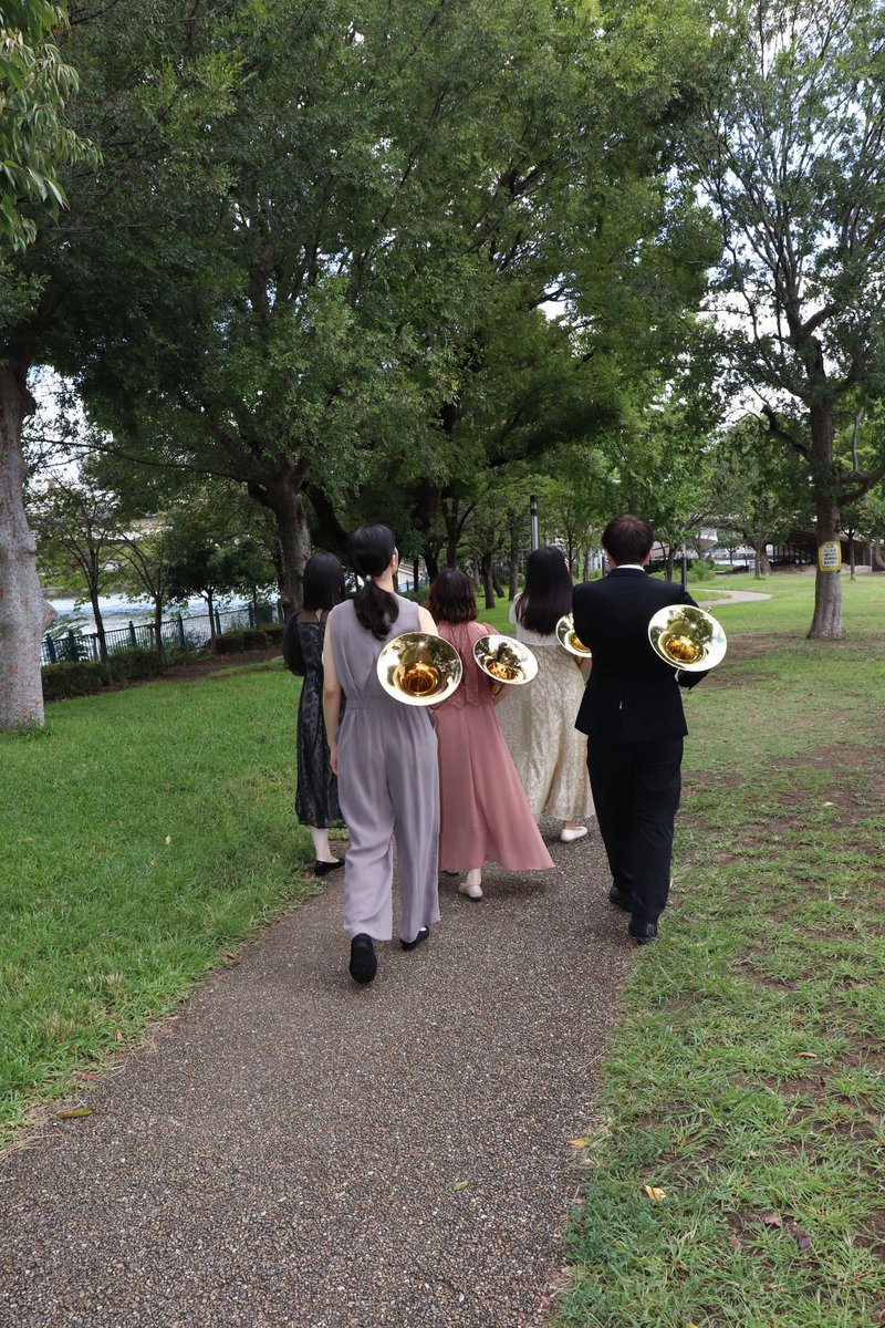 daion_horn's tweet photo. 本日は4回生のご紹介です🌷
私たちの口ぐせは「自分たちが4回生かぁ」と8ヶ月も経った今でも言っています😅

そんな4回生ですが、、演奏会の運営となれば５人ともが責任感を持って仕事をやり遂げています✊🏻🔥

私たちの4年間の集大成でもあるホルンアンサンブルの夕べに
ぜひお越しください‼︎ https://t.co/P7BS45KxV4