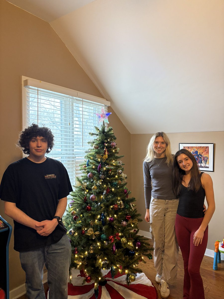 Thanks to the DECA members that volunteered on their first day of Thanksgiving break to give back to the community. They cleaned and organized visitation rooms and decorated the Christmas trees at Kymari House-a local nonprofit agency.  #AlwaysMyBest <a href="/DrJohnAsh/">John Ash</a> <a href="/CMSAPNichols/">Allen Nichols</a>