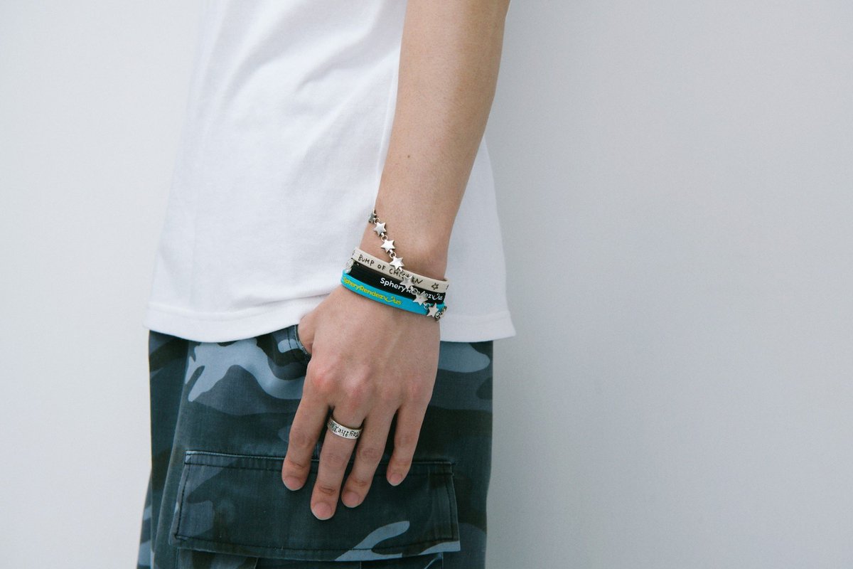 boc_chama's tweet photo. こんにちは！
#SpheryRendezvous 石川公演2日目です！Hair Tie Bracelet Set髪の毛をまとめることに使うのはもちろん、腕につけて使っても可愛いヘアゴムブレスレットです！チャームも可愛いです。SRツアー柄2種類と王様柄1種類の3本セットになっています！是非チェックしてみて下さい🙏 https://t.co/jvR812VnDk