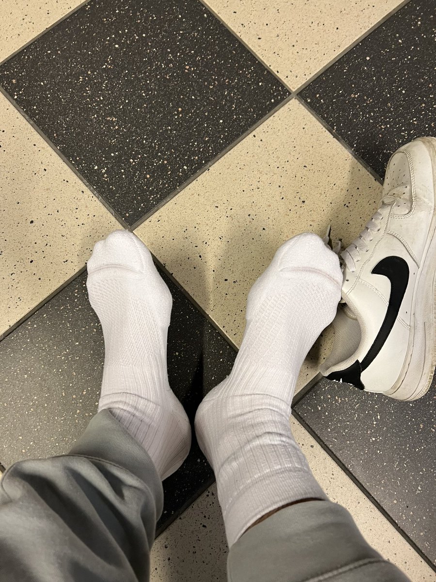 DirtFitSox's tweet photo. Why do I wear some thick pair of socks to the gym? 🤔
Today is cardio 🥵
#dirtysocks #dirtywhitesocks #sweatysocks #nikesocks #whitesocks #whitenikesocks #socks #socksfetish #malesocks #nikedirtfit #saggging #boxershorts #ck #calvinklein #redBoxers #redBoxershorts #afo https://t.co/fDhjC8uhUI