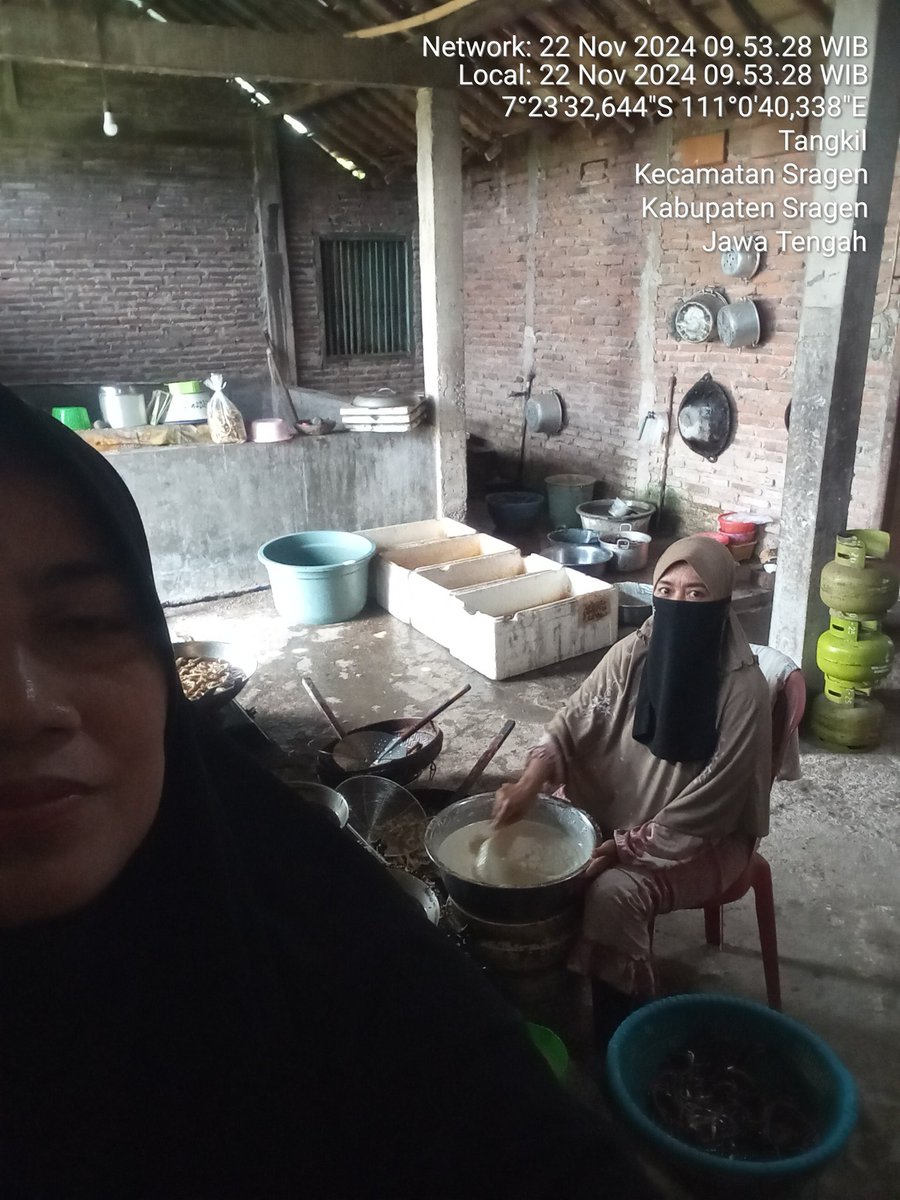 LutfiyahSp's tweet photo. Jum'at, 22/11/2024, Lutfiyah luhkan sragen, Rina Salbiah Ds. Tangkil Kec. Sragen produksi keripik belut sebanyak 8kg harga 140rb, dijual dalam bentuk kemasan 50gr, 100gr, 200gr ke toko lokal wil. Sragen
#giatluhkansatminkaltegal
#sragen
#luhlapor https://t.co/VQGgqKGNMG