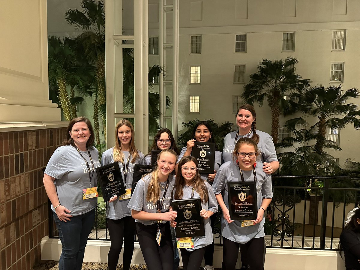 jonesscienceCHM's tweet image. So proud of these Betas at TN State Convention this week! Their hard work paid off. 💗 @chmscougars