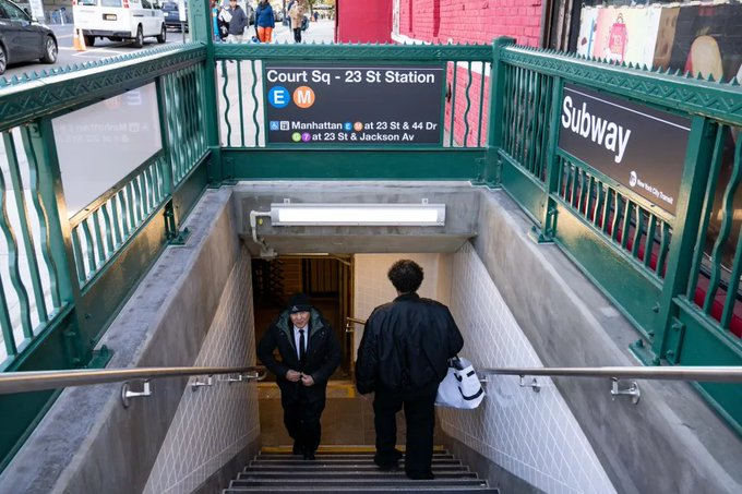 🚨A 15-year-old boy was stabbed in the stomach on a Manhattan-bound M train around 12:30 p.m. He exited at Court Square-23rd St. station and sought police assistance. Medics transported him to NY-Presbyterian Hospital in stable condition.