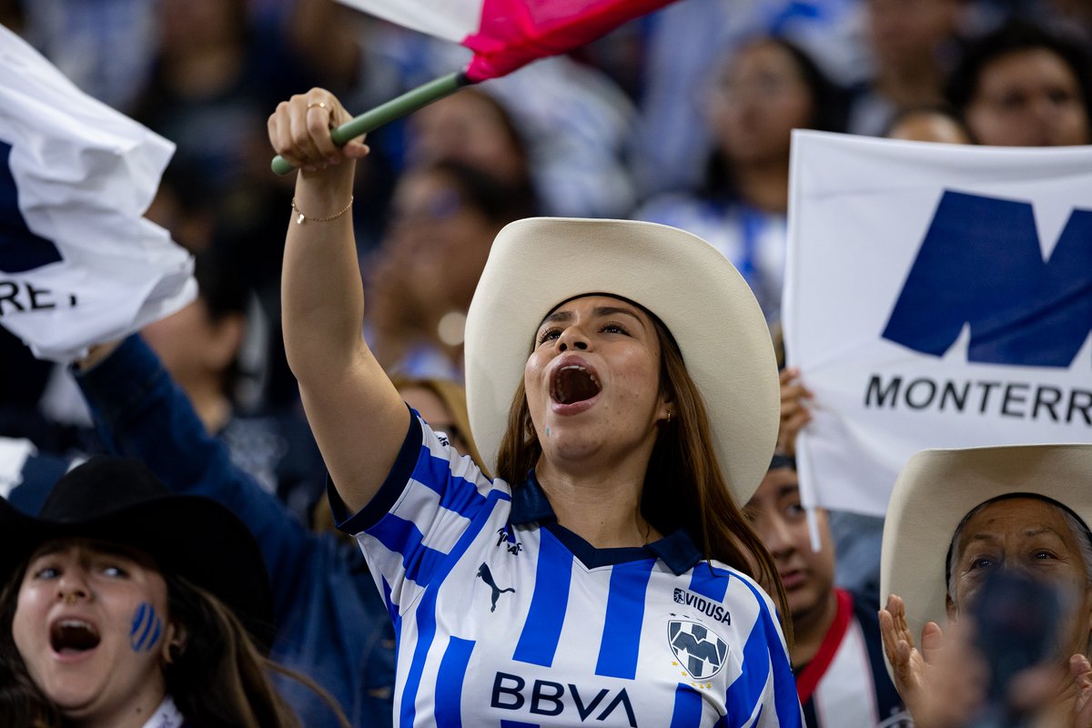 Rayadas's tweet photo. ¡ESTE TRIUNFO ES TUYO, ES DE EL MONTERREY Y SU GENTE! 💙🔥

#bic4Mpeonas https://t.co/A8VG04Aphq