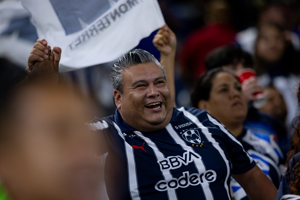 Rayadas's tweet photo. ¡ESTE TRIUNFO ES TUYO, ES DE EL MONTERREY Y SU GENTE! 💙🔥

#bic4Mpeonas https://t.co/A8VG04Aphq