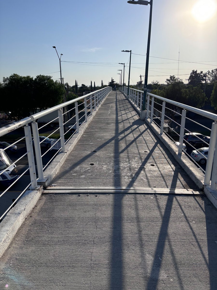 Toki02169884's tweet photo. 伝わらないかもしてないけど、
この歩道橋
めちゃくちゃ怖かった
風は吹抜ける、揺れる、脆そうで

崩れるイメージばかり、頭よぎった https://t.co/8dQIrZCzmr
