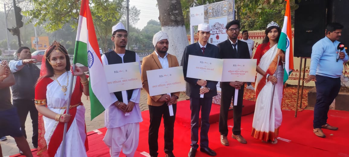 MYBharat_Odisha's tweet photo. Volunteers of @mybharatgov participated, dressed as various eminent personalities of the Constitution Assembly at the 75th Constitution Day Celebration organised by @sports_odisha @NYKS_Odisha @nssbbsr at Bhubaneswar, Odisha. https://t.co/INrbpkCsCS
