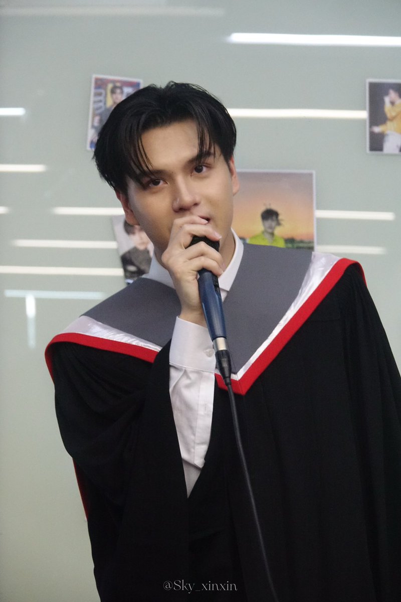 Sky_xinx's tweet photo. Small dimples slowly appeared🤏🏻🤏🏻🤏🏻
#marcmc #MarcmcGraduationDay https://t.co/RGnG3ZByTm