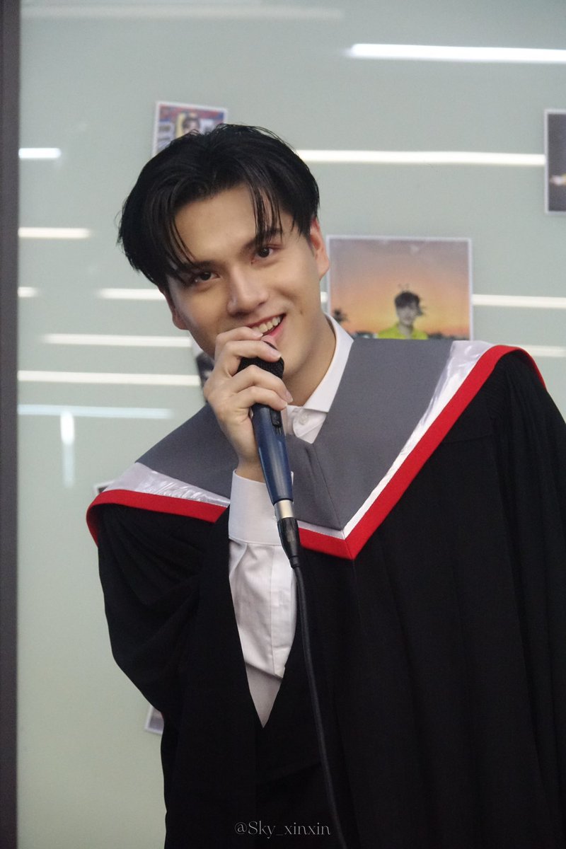 Sky_xinx's tweet photo. Small dimples slowly appeared🤏🏻🤏🏻🤏🏻
#marcmc #MarcmcGraduationDay https://t.co/RGnG3ZByTm