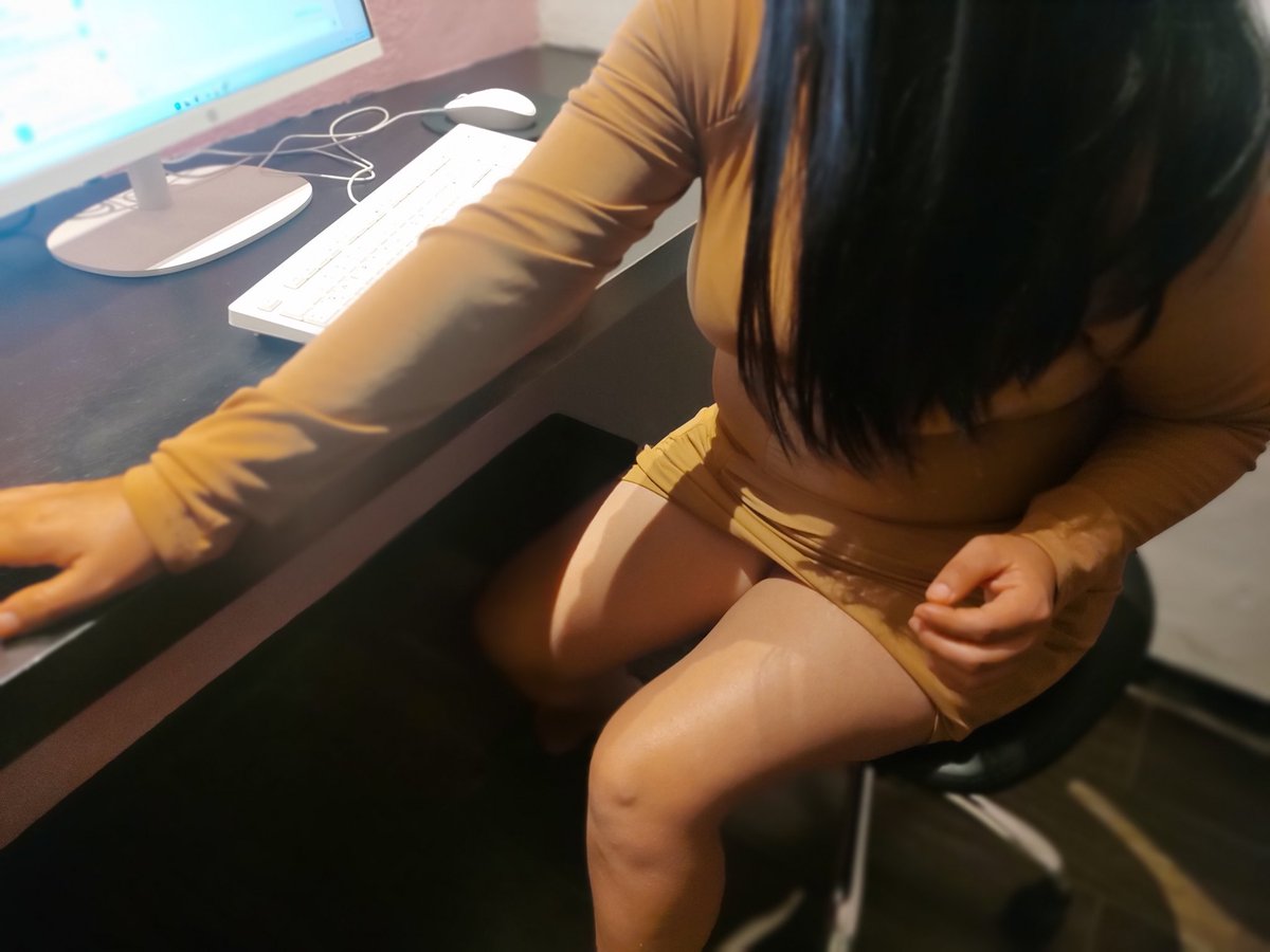 Chicos sigo en la Oficina 😭 y ya me puse cachondita con sus pito selfies.
Los que den RT les mando foto encuerada para que se la jalen... Quien dice yo?